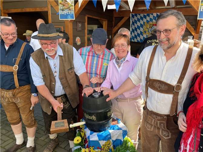 Kalle Kestholt schlägt das erste Fass mit tatkräftiger Unterstützung des stellvertretenden Bürgermeisters Markus Pütz und der stellvertretenden Landrätin Ute Krupp an. Links Vorsitzender des NCR Hans-Jörg Nawrath.Foto: privat