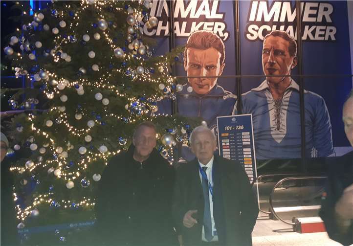 Kalle Pieper (links) und Schalke-Ehrenpräsident Gerhard Rehberg beim Pokalspiel. privat