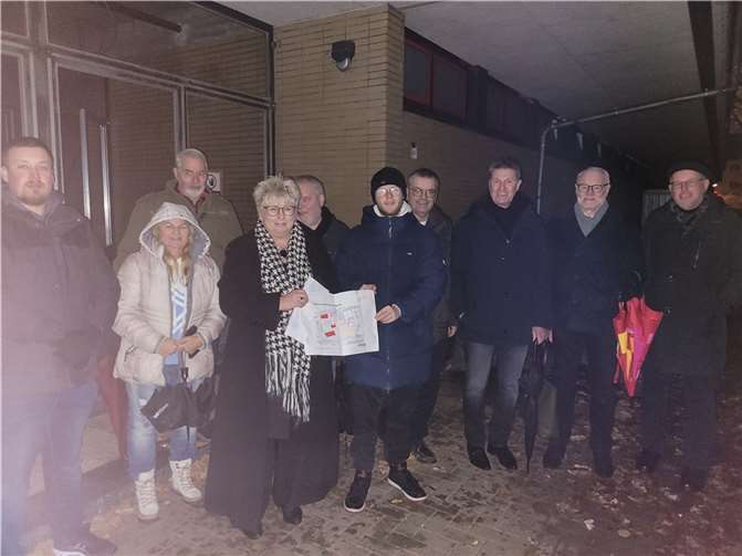 Kalten Temperaturen und strömendem Regen zum Trotz fanden sich Vertreter der Koblenzer SPD-Stadtratsfraktion sowie interessierte Bürgerinnen und Bürger der Goldgrube auf dem Schulhof der Pestalozzi-Grundschule zusammen, um die politischen Themen zu diskutieren, die den Stadtteil bewegen. Quelle: SPD-Stadtratsfraktion