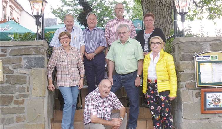 Kaltenengers. Der Schuljahrgang 1944/1945 der Volksschule Kaltenengers traf sich zu einer Wanderung von Vallendar durch den Waldschluchtenweg über Hillscheid zur Hüttenmühle. Dort wurde das Wiedersehen fröhlich gefeiert.privat