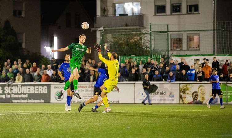 Kam, sah und siegt: Nils Wambach – hier beim entscheidenden Kopfballtreffer zum 2:1 – wurde in der 63. Minute eingewechselt und avancierte zum Matchwinner im Spitzenspiel gegen die TuS Koblenz.  Foto: Sina Blum