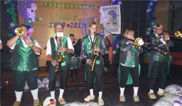 Kameedemäsche Gugge lieferten selber auf ihrer Bühne eine große Show ab.Fotos: Kameedemäsche Gugge