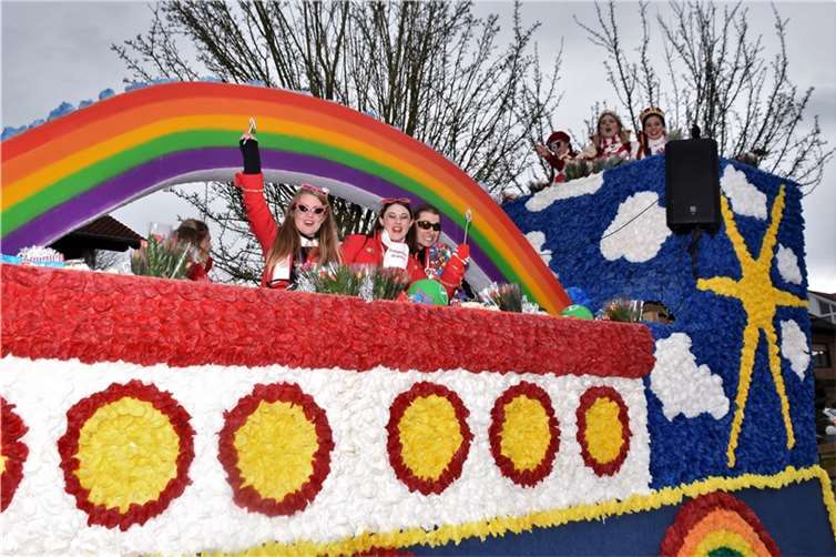 Kamelle, Blumen und mehr wurde vom Prunkwagen des Dreigestirns geworfen.