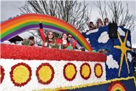 Kamelle, Blumen und mehr wurde vom Prunkwagen des Dreigestirns geworfen.