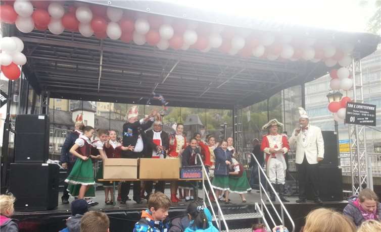„Kamelle“: Den ausgefallenen Rosenmontag holten die CKG-Narren beim Kinderfest nach. TE