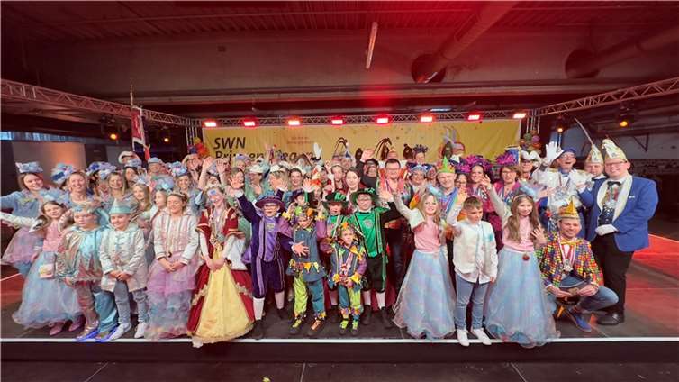 Kamelle für die Züch: Die kleinen und großen Tollitäten aus Neuwied besuchten das zwölfte Prinzenwiegen der Stadtwerke Neuwied.  Fotos: Dennis Steinhardt/SWN