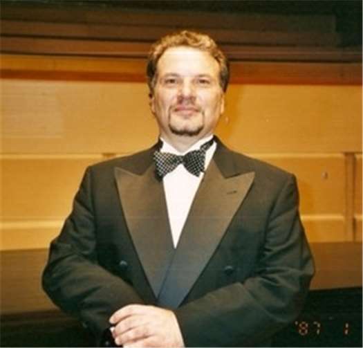 Kamen Todorov singt während der Lesung.Privat