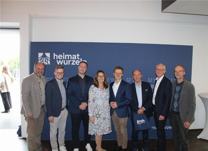 Kamen beim Familienfest des Heimatwurzeln e.V. zusammen, von links Marco Weber (Präsident Bauern- und Winzerverband Rheinland-Nassau), Tobias Esch (Heimatwurzeln e.V.), Sino Klaßen (Leiter der ASB Hochwasserhilfe Ahrtal), MdB Mechthild Heil, Florian Wagner (Vorsitzender Heimatwurzeln e.V.), Hubert Pauly (Präsident Weinbauverband Ahr), Bürgermeister Guido Orthen und Prof. Dr. Ralf Pude (Universität Bonn, INRES, Nachwachsende Rohstoffe).  Fotos: DU