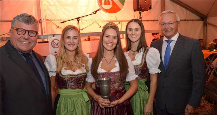 Kamen extra aus Dattenberg angereist: Weinkönigin Kira I. und ihre Weinprinzessinnen. Hier zusammen mit Planungsdezernent Michael Mahlert sowie Landrat Achim Hallerbach.