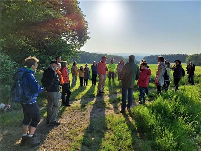 Kamen früh „aus den Federn“ und hatten viel zu staunen, die Teilnehmerschar beim Vogelkonzert.  Foto: Theresia Hartmann.