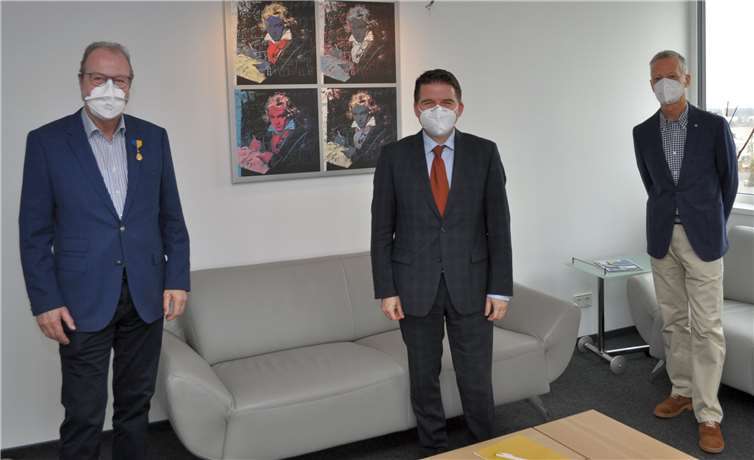 Kamen im Rathaus zusammen, von links: Michael Firmenich, Präsident des LC Bonn-Rhenobacum, Bürgermeister Holger Jung und Hubertus Frieling, Sekretär des LC Bonn-Rhenobacum. Foto: Stadt Meckenheim