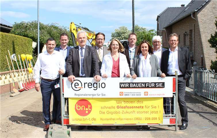 Kamen zum Start der Bauarbeiten in Ramershoven zusammen: Nikolaos Pantios (bn:t), Patrick Riesenkampff (bn:t), Bürgermeister Stefan Raetz, Oliver Baron, Dagmar Specht, e-regio-Projektleiter Hubertus Linden, Silke Josten-Schneider, Egon Pützer (e-regio-Geschäftsleiter technische Dienste und Netze) sowie e-regio-Geschäftsführer Christian Metze (v.l.).Foto: e-regio/Marvin Bergs