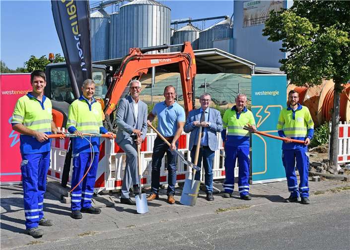 Kamen zum offiziellen Startschuss für die erste Bauetappe der Westenergie Breitband im Rahmen des geförderten Breitbandausbaus im Gewerbegebiet in Mendig zusammen (von links): Fabian Vocktmann, Regionalmanager bei Westenergie, Michael Dötsch, Leiter des Regionalzentrums Rauschermühle, Henning Schröder, WFG, Jörg Lempertz, Bürgermeister der Verbandsgemeinde Mendig, Landrat Dr. Alexander Saftig, Achim Danhausen, Projektleiter bei Westnetz. und Benedikt Eulgem, Netzplanungsingenieur Regionalzentrum Rauschermühle.  Foto: Kreisverwaltung Mayen-Koblenz