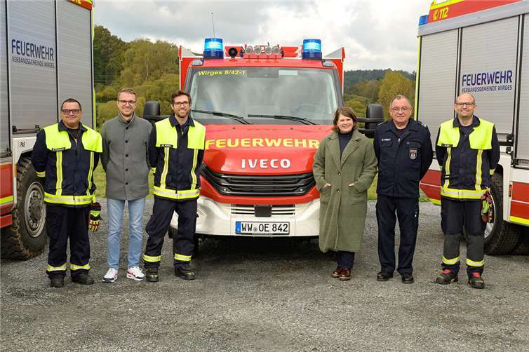 Kamen zusammen, um das neue Fahrzeugdesign der Feuerwehr VG Wirges zu begutachten (v.l.n.r.): Andreas Pandorf, FF Dernbach; Lucas Erner, Sachbearbeiter Feuerwehren VG Wirges; Martin Menges, Wehrführer FF Ötzingen; Bürgermeisterin Alexandra Marzi; Wehrleiter Thomas Huberty; Rolf Sayn, Wehrführer FF Mogendorf. Foto: VG Wirges/ Silja Götte
