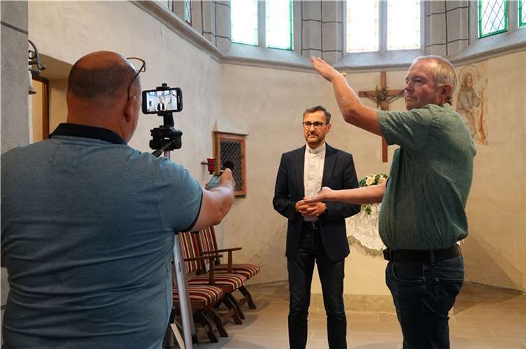Kamera, Ton, Klappe und Action: Markus Bauer (l.) und Wolfgang Lingen (r.) beim Sonntagswort-Dreh mit Pastor Jörg Meyrer. Foto: Thomas Weber