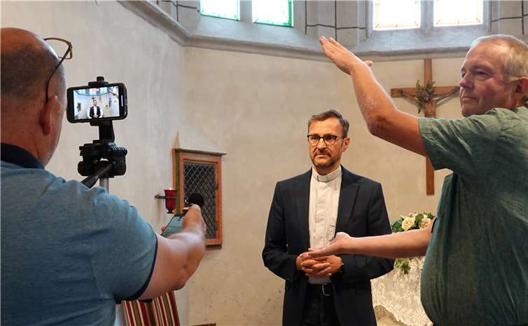 Kamera läuft, Klappe und Action: in Gimmigen setzten Markus Bauer (l.) und Wolfgang Lingen (r.) Pastor Jörg Meyrer in Szene. Foto: Weber