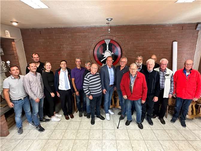 Kameraden der Alterswehr der Freiwilligen Feuerwehr der VG Mendig trafen sich jetzt im Feuerwehrgerätehaus in Thür. Für VG-Bürgermeister Jörg Lempertz ein Treffen mit „seinen Helden“.  Foto: VG-Verwaltung Mendig/Stefan Pauly