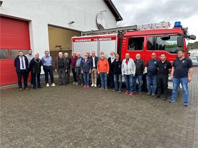 Kameraden der Alterswehr der Freiwilligen Feuerwehr der VG Mendig trafen sich jetzt im Feuerwehrgerätehaus in Rieden. Für VG-Bürgermeister Jörg Lempertz ein Treffen mit ehemaligen Kameraden seiner aktiven Feuerwehrzeit.  Foto: VG-Verwaltung Mendig/Stefan Pauly