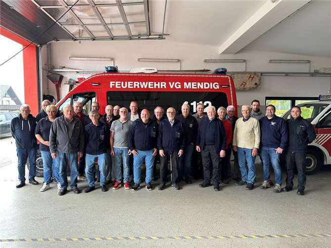 Kameraden der Alterswehr der Freiwilligen Feuerwehr der VG Mendig trafen sich jetzt im Feuerwehrgerätehaus in Bell. Für Jörg Lempertz, Bürgermeister VG Mendig, mehr als nur ein Treffen mit ehemaligen Kameraden seiner aktiven Feuerwehrzeit.  Foto: VG-Verwaltung Mendig/Stefan Pauly