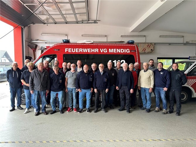 Dank und Anerkennung für treue Kameraden Kameraden der Alterswehr der Freiwilligen Feuerwehr der VG Mendig trafen sich jetzt im Feuerwehrgerätehaus in Bell. Für Jörg Lempertz, Bürgermeister VG Mendig, mehr als nur ein Treffen mit ehemaligen Kameraden seiner aktiven Feuerwehrzeit. Foto: VG-Verwaltung Mendig/Stefan Pauly
