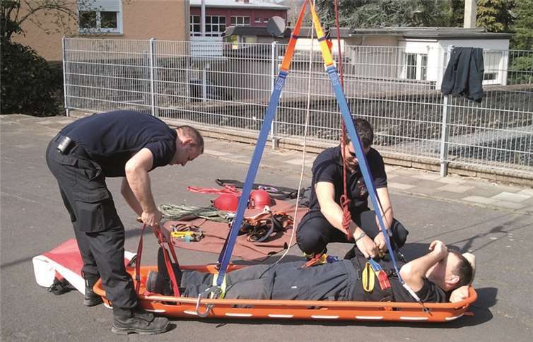 Kameraden der Feuerwehr Remagen bei der Drehleiterübung.privat