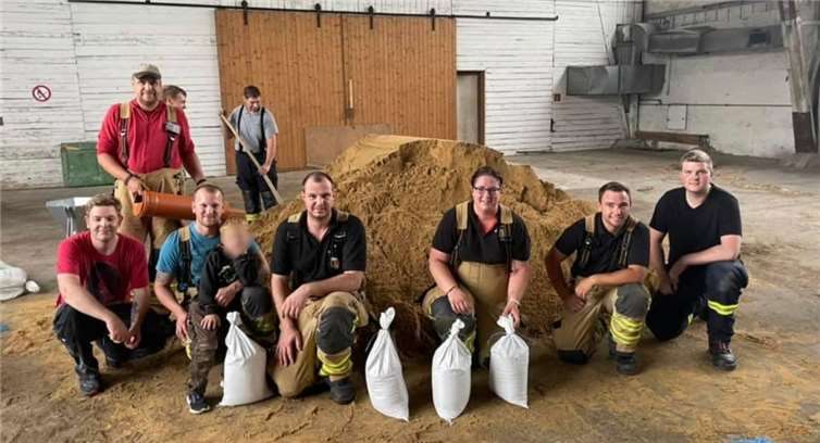 Kameraden der Feuerwehr Thür, die wie die anderen Wehren der Verbandsgemeinde fleißig Sandsäcke befüllt haben.Foto: VG Mendig