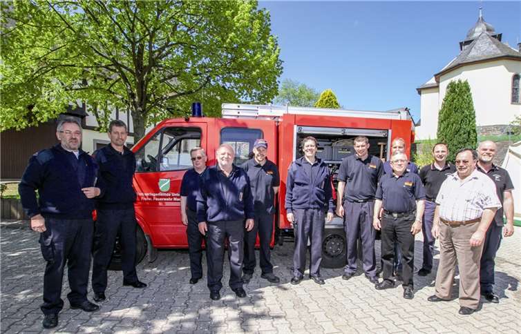 Kameraden der Mackener Wehr und von Nachbarwehren stellten sich vor dem Löschfahrzeug für einen Schnappschuss auf.