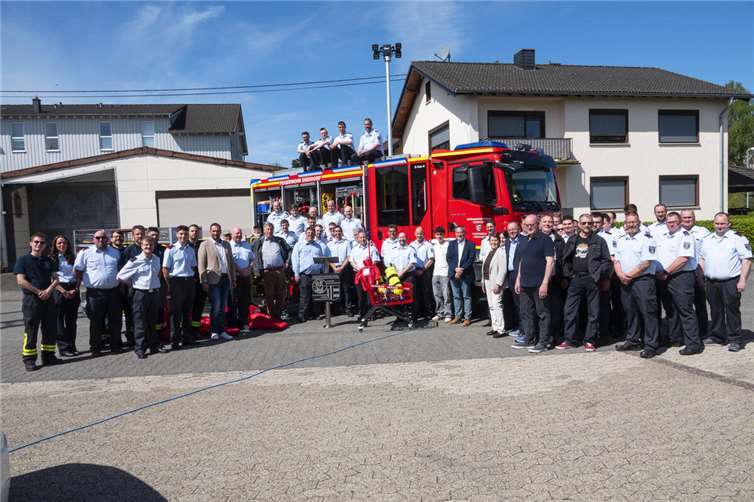 Kameraden und politisch Verantwortliche vor dem neuen HLF 20.