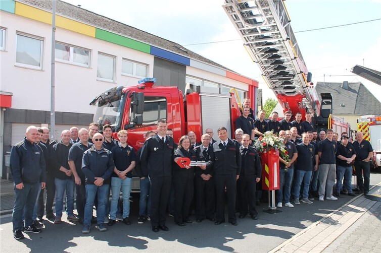 Kameradinnen und Kameraden Löschzug Polch mit neuer Drehleiter DLK 23/12.