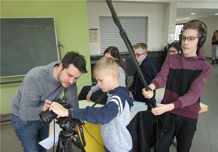 Kameraeinstellung und Tontechnik: Im Filmworkshop des Kinder- und Jugendbüros der Stadt Neuwied erfuhren Jugendliche viel Wissenswertes.privat