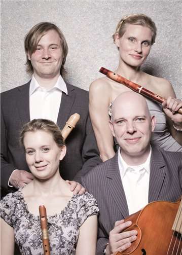 Kammermusik mit dem Barockensemble Amarilli: Alexandra Kollo - Traversflöte, Blockflöte, Eva Susanna Kuen - Blockflöte, Cembalo, Jens Lohmann - Gesang, Viola da Gamba, Flöten, Philipp Spätling - Cembalo, Blockflöte. Privat