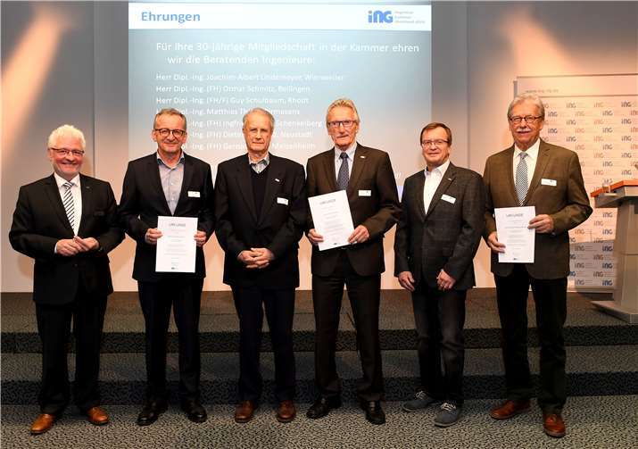Kammerpräsident Dr.-Ing. Horst Lenz (l.) ehrt bei der Mitgliederrunde die anwesenden Mitglieder Dipl.-Ing. Matthias Thiele aus Pirmasens, Dipl.-Ing. (FH/F) Guy Schulbaum aus Rhodt, Dipl.-Ing. Paul Conrad aus Ludwigshafen, Dipl.-Ing. (FH) Joachim Kratz aus Saulheim sowie Dipl.-Ing. (FH) Wolfgang Bartsch aus Neuwied mit der goldenen Ehrennadel für ihre 30-jährige Mitgliedschaft in der Ingenieurkammer Rheinland-Pfalz. Kristina Schäfer
