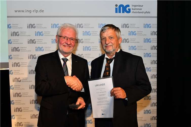 Kammerpräsident Dr.-Ing. Horst Lenz (li.) gratuliert Dr. rer. nat. Rainer Hart aus Weißenthurm zu seiner 30-jährigen Mitgliedschaft bei der Ingenieurkammer Rheinland-Pfalz.  Foto: Ingenieurkammer Rheinland-Pfalz/Kristina Schäfer