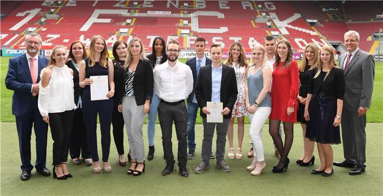 Koblenzer Absolventen geehrt Kammerpräsident Edgar Wilk (l.) und Präsidiumsmitglied Peter Hoffarth (r.) gratulieren den frischgebackenen Steuerfachangestellten der BBS Koblenz im Stadion in Kaiserslautern.Steuerberaterkammer Rheinland-Pfalz/Kristina Schäfer