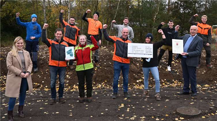 Kammerpräsident Norbert Schindler (2. von rechts) und Maria Müller (links) von der Landjugend gratulierten den Ausbildern Peter Zimmer (3. von links) und Thomas Theisen (5. von rechts). Das Ausbildungszentrum des Forstamtes Ahrweiler belegt den zweiten Platz beim Wettbewerb „Ausbildungsbetrieb des Jahres“. Foto: Landwirtschaftskammer Rheinland-Pfalz