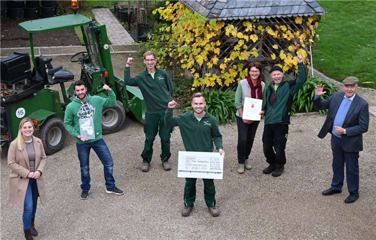 Kammerpräsident Norbert Schindler (rechts) und Maria Müller (links) von der Landjugend gratulierten dem Unternehmerpaar Mark und Rita Pearse-Danker (2. und 3. von rechts). Sie belegen den ersten Platz beim Wettbewerb „Ausbildungsbetrieb des Jahres“.Foto: Landwirtschaftskammer RLP
