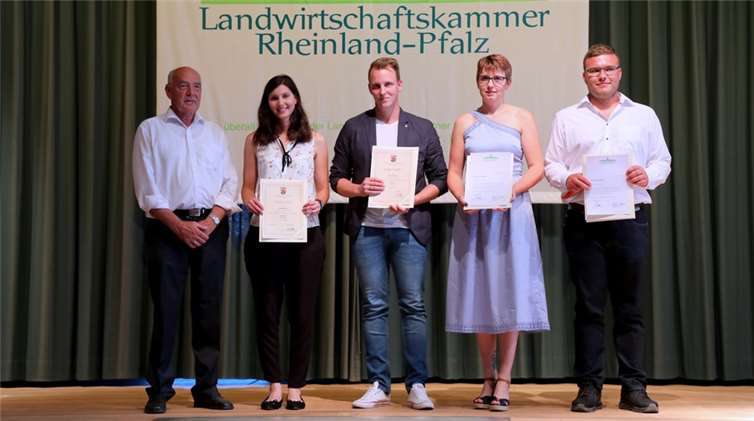 Kammerpräsident, Ökonomierat Norbert Schindler, ehrt die jahrgangsbesten Gärtner und LandwirteFotos: privat