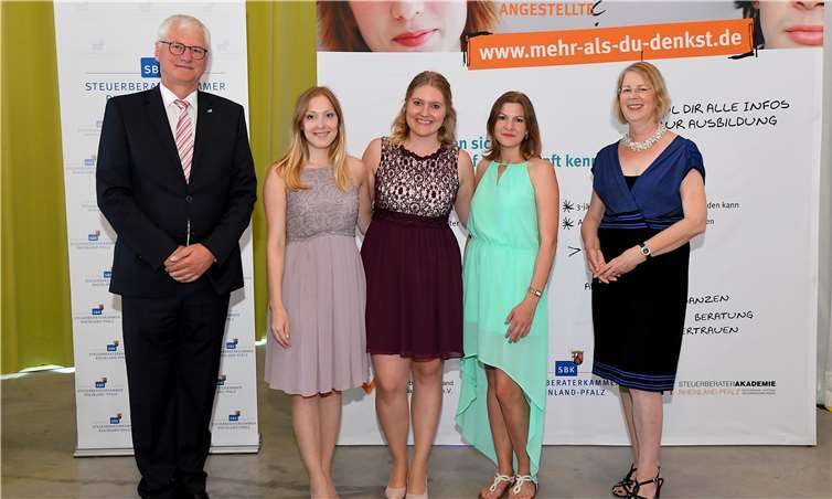 Kammerpräsident Walter Sesterhenn (ganz links) und Andrea Fritsch (ganz rechts – Vorsitzende des Ausschusses der SBK für Aus-, Fort- und Weiterbildung) gratulieren den jungen Absolventinnen der BBS Neuwied, unter ihnen auch Joline Scheld (Mitte), zu ihrem erfolgreichen Abschluss.Foto: SBK/Kristina Schäfer