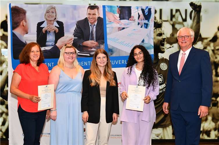 Kammerpräsident Walter Sesterhenn (r.) beglückwünscht die frischgebackenen Steuerfachangestellten zur bestandenen Prüfung.Quelle: Steuerberaterkammer Rheinland-Pfalz / Kristina Schäfer