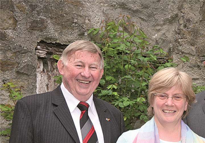 Kammerschauspieler Hermann Burck (r.) eröffnete in diesem Jahr den Veranstaltungssommer auf Schloss Bürresheim, für den die Direktorin der Generaldirektion Kulturelles Erbe Dr. Angela Kaiser-Lahme und Dieter Dierkes wieder ein interessantes Angebot zusammengestellt haben.WE