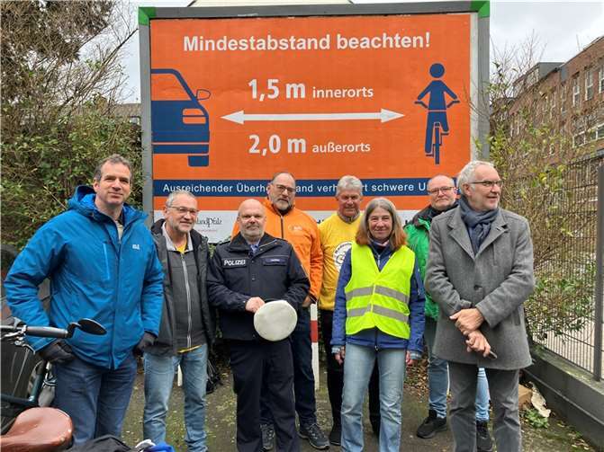 Kampagnenstart Mindestabstand beachten: v.l. Tobias Weiß-Bollin (Radverkehrsbeauftragter Stadt Koblenz, Peter Thomas (Radentscheid), Ralf Thomas (Polizeipräsidium Koblenz), Gerd Engel (ADFC Koblenz- Untermosel), Michael Berger und Waltraud Daum (beide Radentscheid), H. P. Ganz (Kreisverkehrswacht Mayen-Koblenz), Bert Flöck (Baudezernent Stadt Koblenz). Foto: Stadt Koblenz / Ralph Emmerich