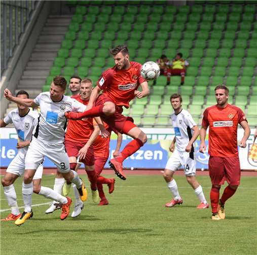 Kampf mit allen Mitteln. Die TuS Koblenz zeigte beim SSV Ulm das sie dem Kampf um den Klassenerhalt noch lange nicht aufgegeben hat.  Mark Dieler