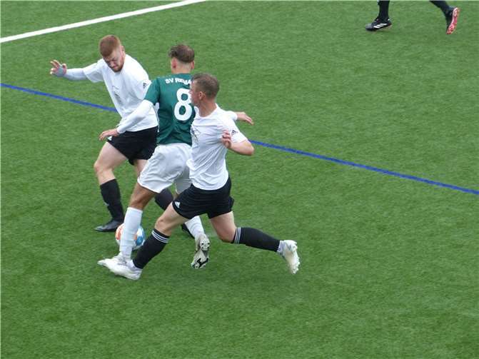 Kampf um den Ball der SG Akteure Nils Groß und Fabian Gilles. Foto: privat