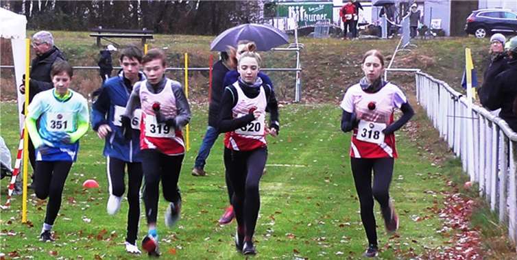 Kampf um die Plätze beim 1600 Meter-Lauf mit Tim Fuhrmann (2. von rechts) , Phil Nockelmann (319), Josi Balles (320) und Lana Sophie Göbel (318).