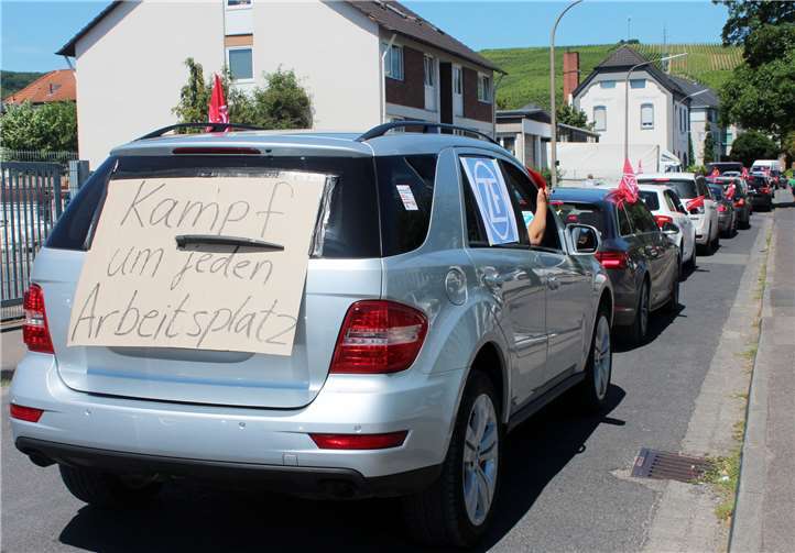 „Kampf um jeden Arbeitsplatz“, dieser Autofahrer symbolisiert die Haltung der Mitarbeiter.