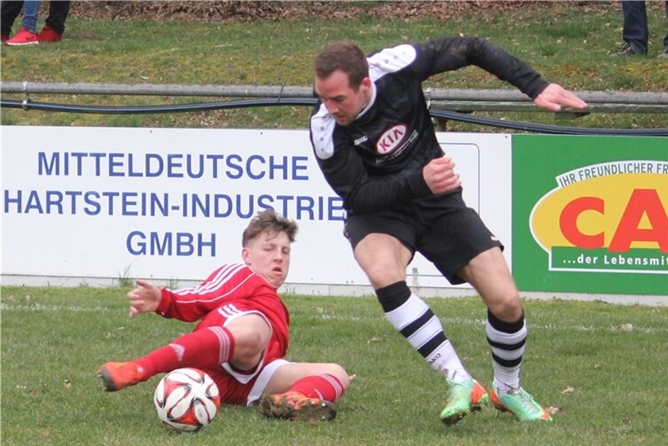 Kampf war Trumpf bei der SG Hundsangen (rotes Trikot). Am Ende mussten sich die Gastgeber trotzdem mit 2:3 geschlagen geben. TH