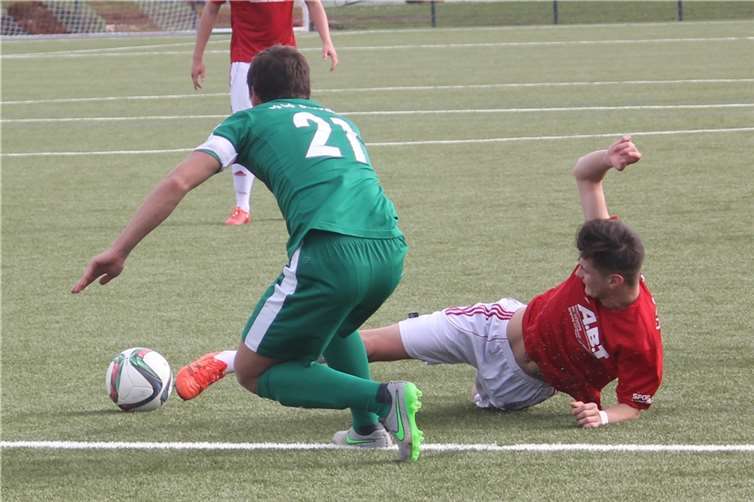 Kampf war Trumpf im Westerwaldderby zwischen den Sportfreunden Eisbachtal (Rotes Trikot) und der SG Betzdorf.TH