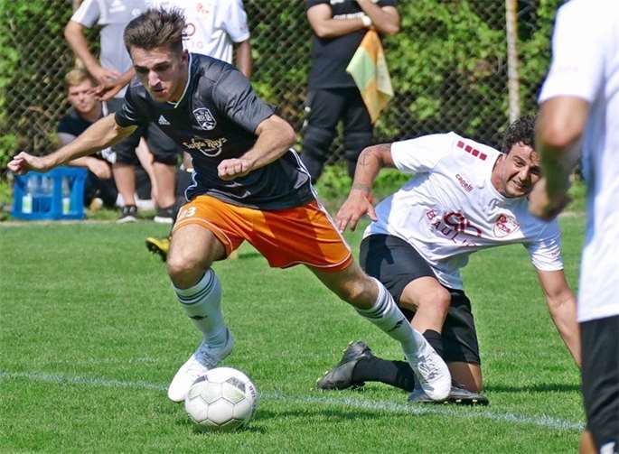 Kampf war Trumpf im ersten Saisonspiel gegen Anadolu, aber auch die spielerischen Elemente kamen nicht zu kurz. Hier setzt sich Marius Haas geschickt gegen seinen Bewacher durch.Foto: Michael Wald
