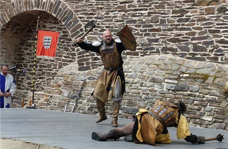 Kampferprobte Recken gingen bewaffnet mit Schwert, Streitaxt, Morgenstern und Schild schreiend aufeinander los.