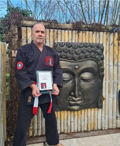 Kampfkunst-Großmeister Shihan Thomas Merzbach (6. Dan) mit der Erinnerungsplakette zum 40-jährigen Kampfkunst-Jubiläum.Foto: privat